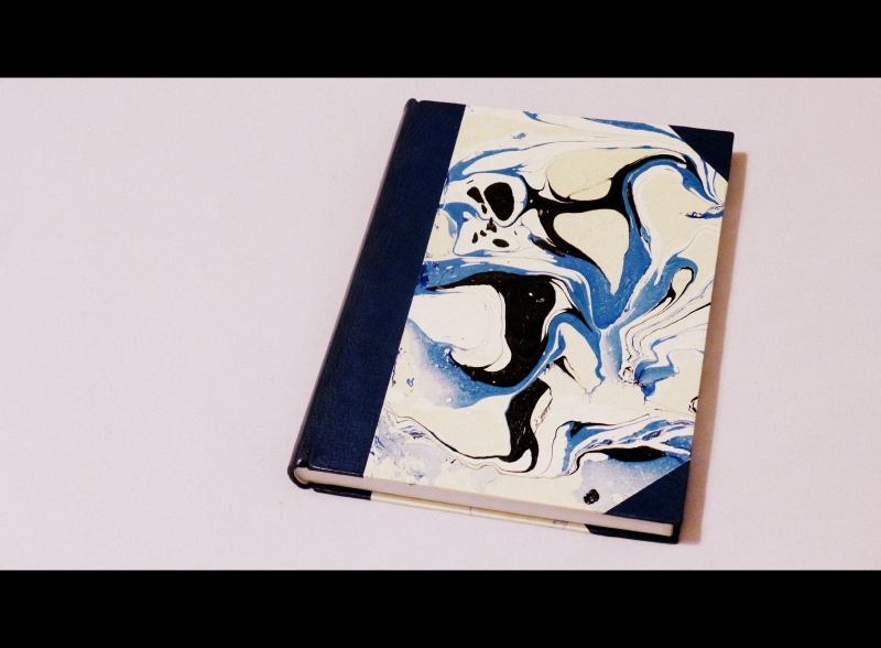 Halbledereinband mit Marmorpapier